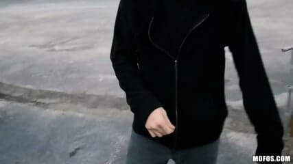Brick Danger Saves Jessa Blue From Thief, Gets A Goot Fuck As A Gift