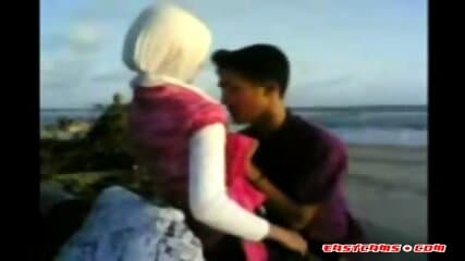 indonesian- cewek jilbab mesum di tepi pantai